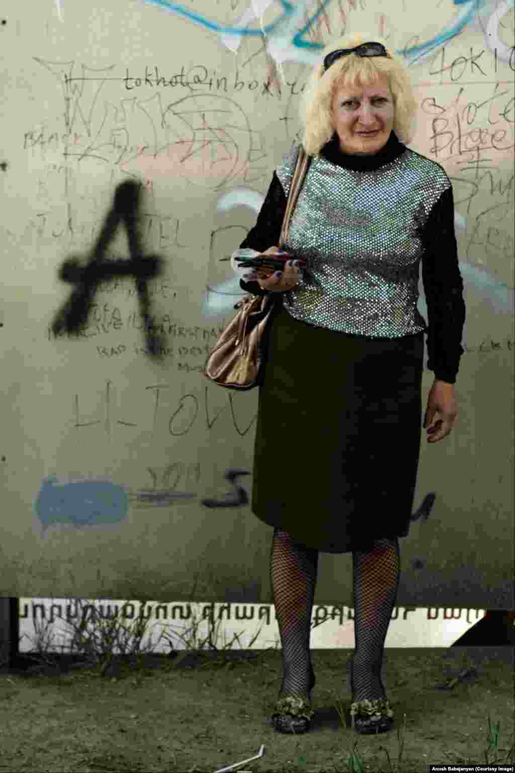 Женщина на улицах Еревана