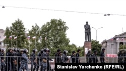 Российские силовики на площади Ленина в Симферополе перед траурным митингом крымских татар, архивное фото