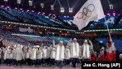Спортсмены из России под олимпийским флагом на церемонии открытия Игр в Пхёнчхане