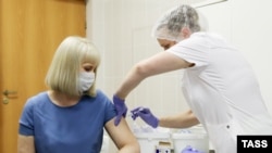 Вакцинация добровольцев в рамках пострегистрационного исследования вакцины от коронавируса в Москве, 9 сентября 2020 года. Фото: ТАСС