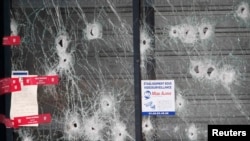 Витрина кошерного супермаркета в Венсене, поврежденная пулями 