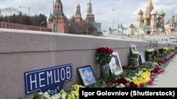 Мемориал Немцова на Большом Москворецком мосту в Москве 