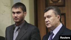Экс-президент Украины Виктор Янукович с сыном Виктором 
