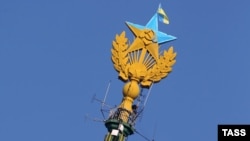 Звезда на московской высотке, раскрашенная в цвета украинского флага
