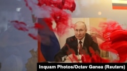 Портрет президента России Владимира Путина во время антивоенной акции у российского посольства в Румынии размазали красной краской, Бухарест, 26 февраля 2022 года