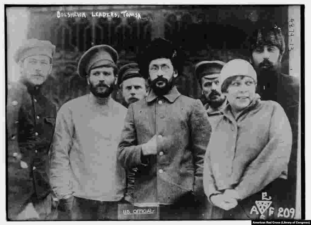 Главы большевистской власти в Томске вместе со стенографисткой в плену у белогвардейцев. Мужчины, запечатленные на этой фотографии, были впоследствии расстреляны