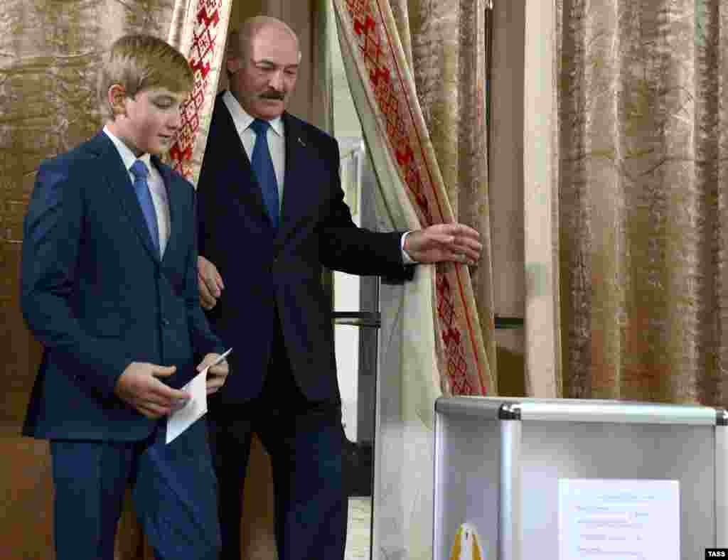 Сам Александр Лукашенко пришел на голосование со своим сыном Николаем