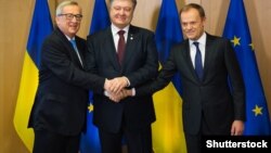 Глава Еврокомиссии Жан-Клод Юнкер, президент Украины Петр Порошенко и глава Европарламента Дональд Туск