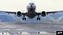 Иллюстративное фото взлетающего самолета Boeing 737