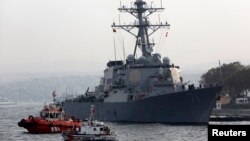 Ракетный эсминец США "Росс" готовится покинуть порт Стамбула 