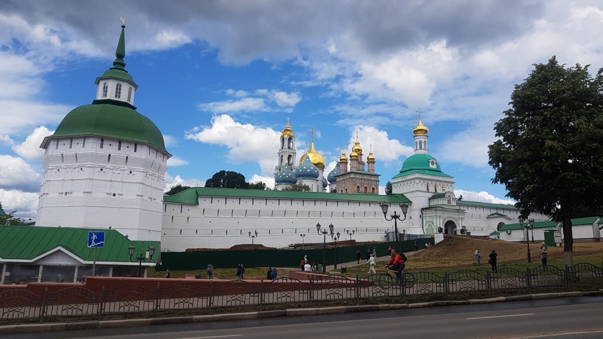 Православный Ватикан посреди помойки. Жители Сергиева Посада о превращении  города в национальный духовный центр