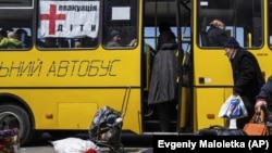 Эвакуационный автобус в Донецкой области, 11 мая 2022 года. Фото: AP