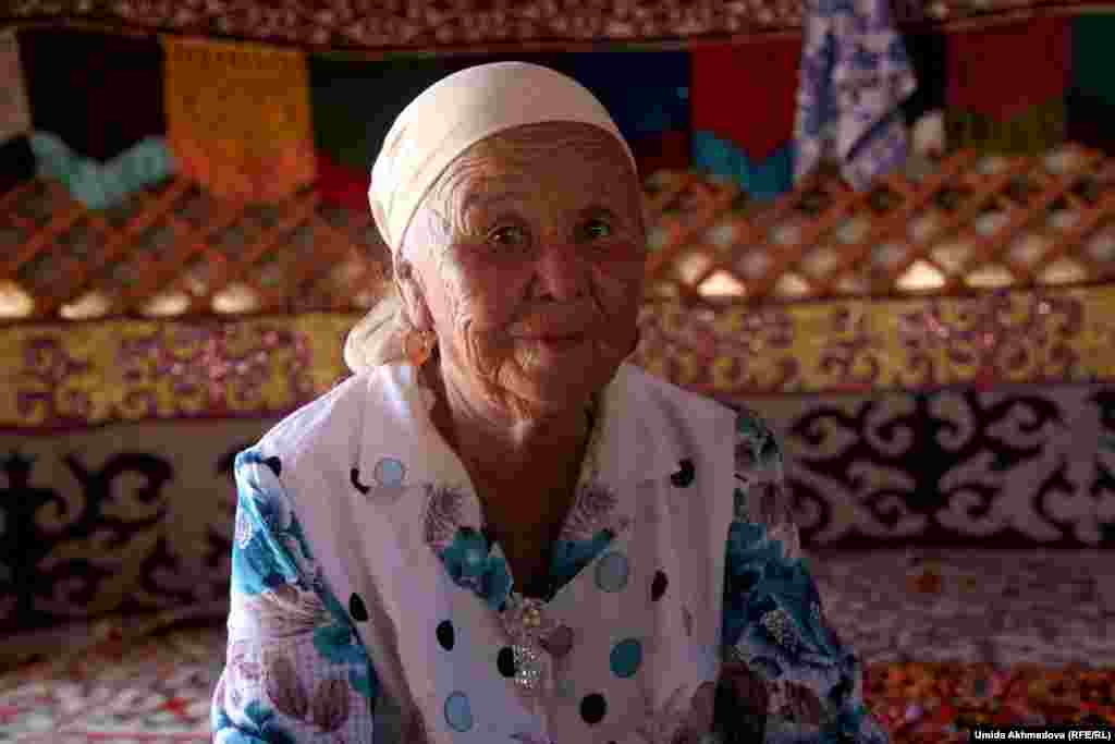 На фото - 69-летняя жительница села Астара Юсупова — мать девятерых детей. У нее 23 внука и восемь правнуков 