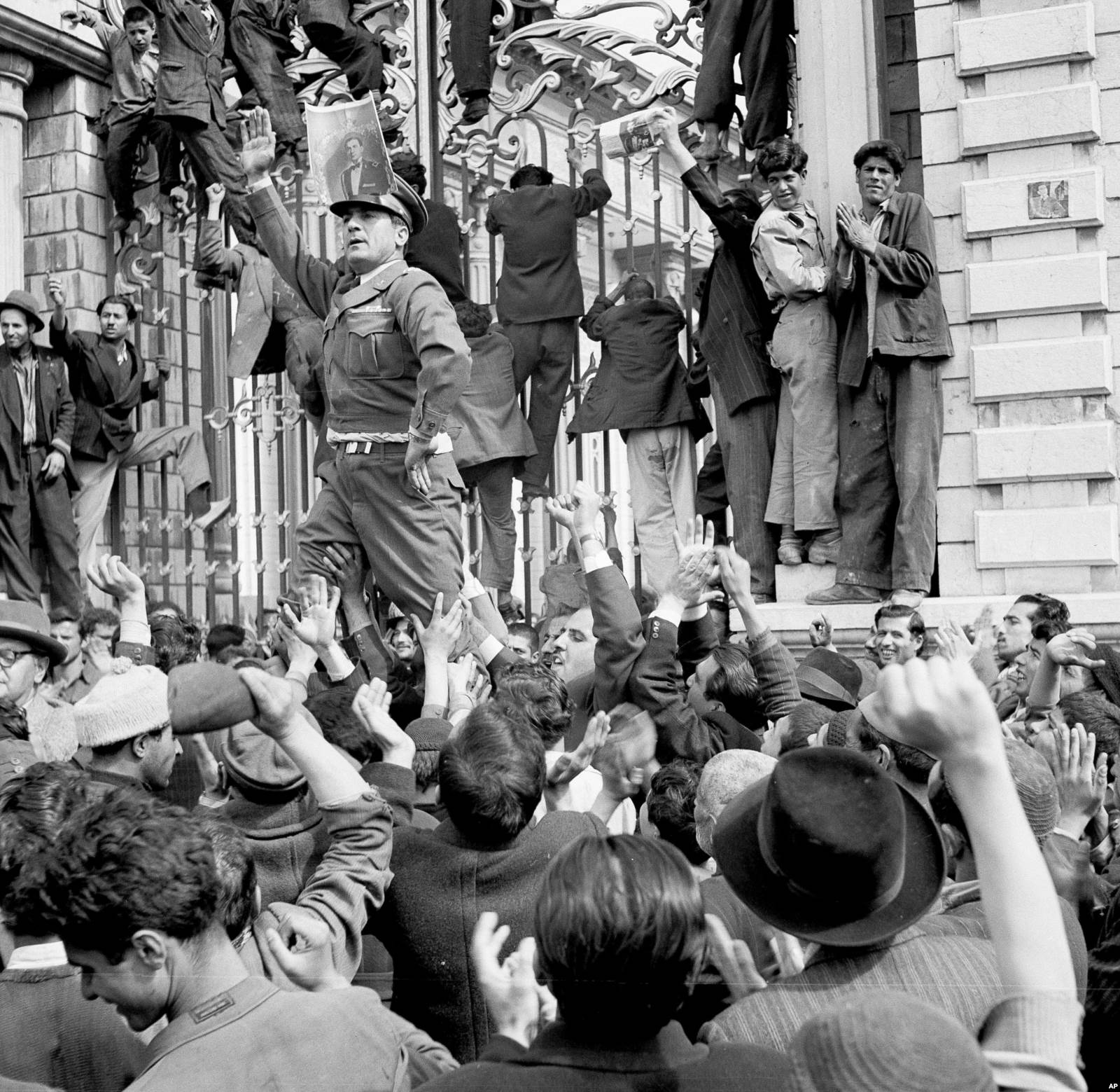 Прошахская демонстрация перед зданием парламента в Тегеране. 23 марта 1953 год
