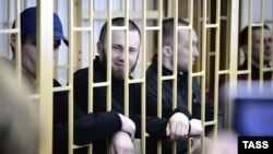Максим Кириллов, Александр Ковтун и Алексей Никитин в зале суда 28 апреля 2014 года