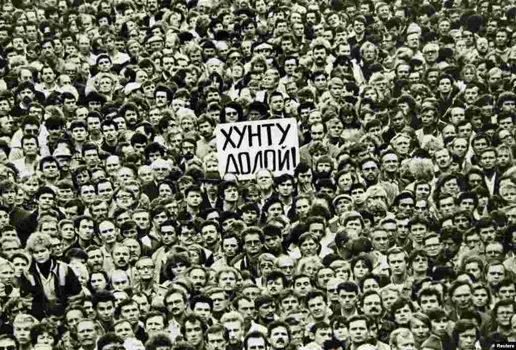 Жители Ленинграда вышли на улицы, протестуя против ГКЧП. 19 августа 1991 года.&nbsp;