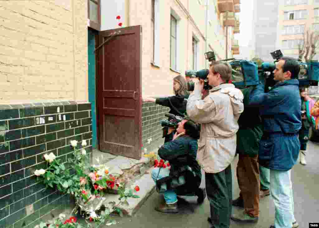 Съемочные группы у подъезда дома, где жил и трагически погиб Владислав Листьев. Фото: ТАСС