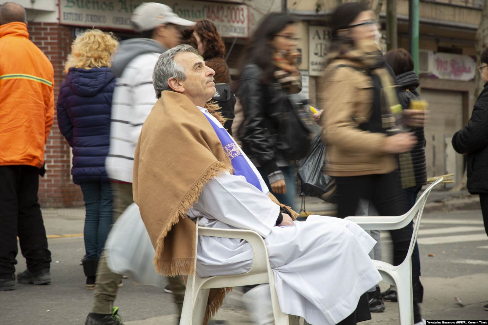 Священник ждет паломников, которые хотят получить благословение. Фото: Франко Ловисоло