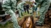 Могилы на кладбищах копают с четырех утра: в Украине установлен рекорд смертности от COVID-19 