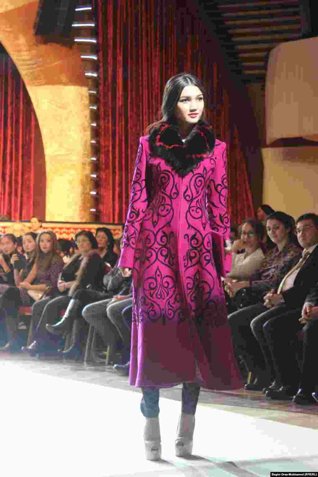 Показ тюркской одежды на сцене фестиваля моды в Астане.