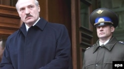 Александр Лукашенко и Николай Латышонок, в то время – руководитель охраны президента, 14 декабря 2007. Фото: EPA
