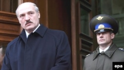 Президент Александр Лукашенко и руководитель службы охраны президента Николай Латышенок, 14 декабря 2007 года