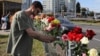 Цветы на месте гибели участника протестов в Минске