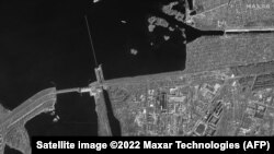 Каховская ГЭС на реке Днепр. Справа виден шлюзовый канал. Спутниковый снимок компании Maxar, 26 февраля 2022 г.