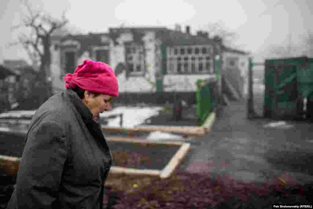 Демьяненко Полине Ивановне &ndash; 78. На фотографии &ndash; то, что осталось от ее дома в поселке Никишино