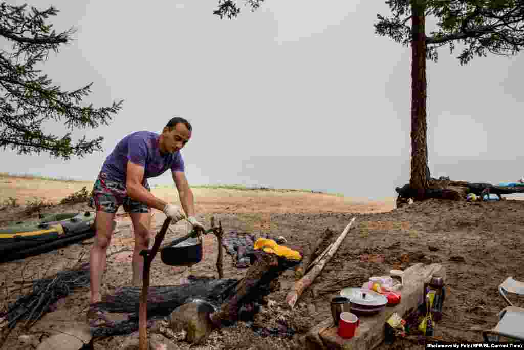 Невзирая на бушующие на острове пожары, туристы продолжают готовить пищу на открытом огне