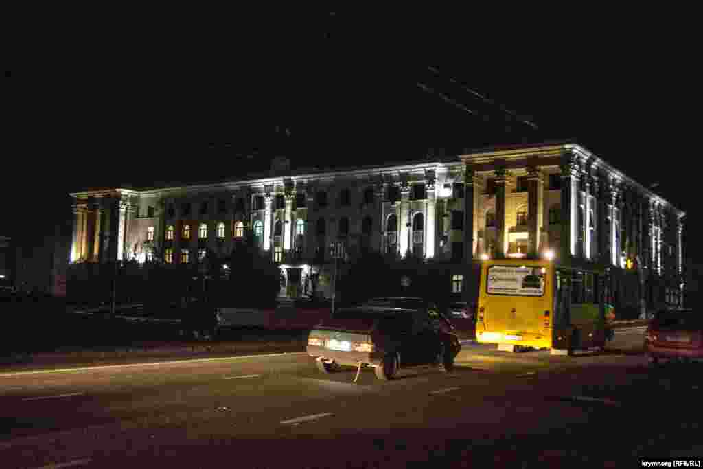 Подсветка здания правительства Крыма не отключена
