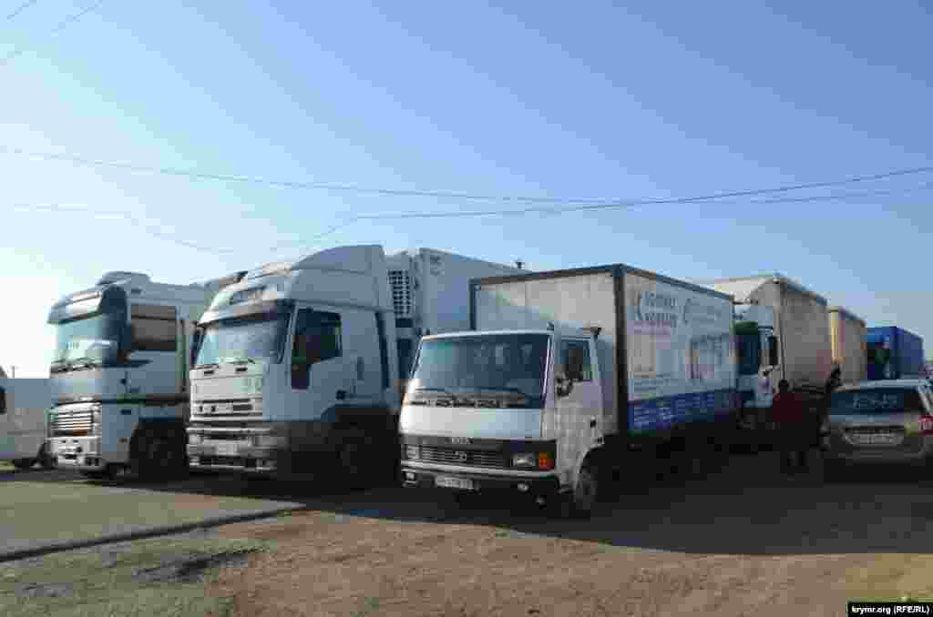 Грузовые автомобили в ожидании таможенной проверки перед въездом на территорию Крыма