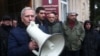 Митингующие у здания администрации президента Абхазия в Сухуме. 10 января 2019 