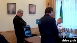 Видео из передачи "Человек и закон" Первого канала, съёмка обыска в кабинете арестованного главы Коми Вячеслава Гайзера
