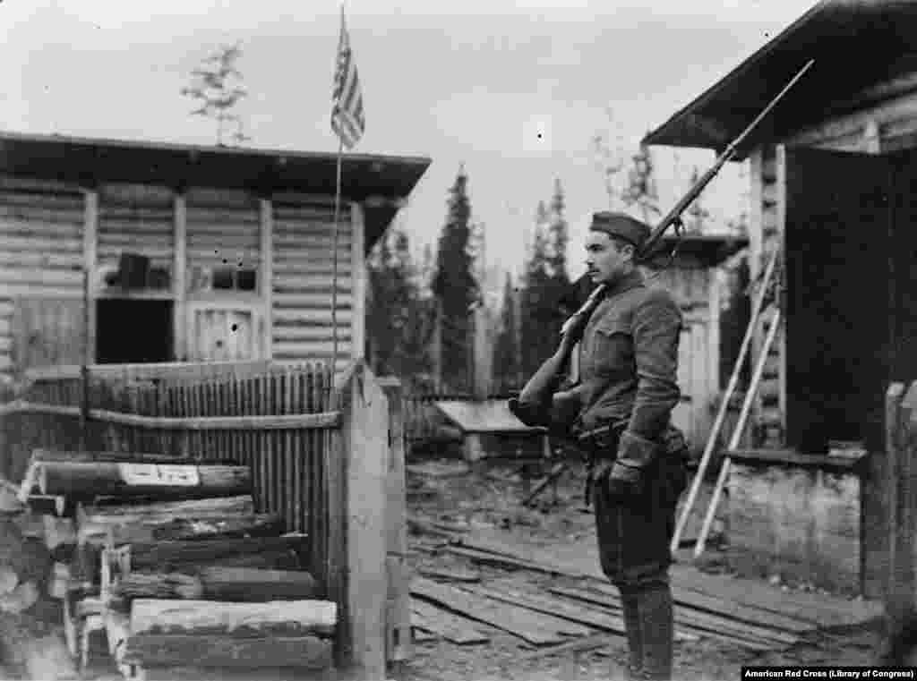 Американский часовой на посту на севере России, 1919 год