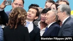 Назарбаев и Токаев позируют для фото 29 апреля 2019 года