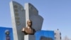 В Туркменистане запрещают фотографироваться у памятника Каримову