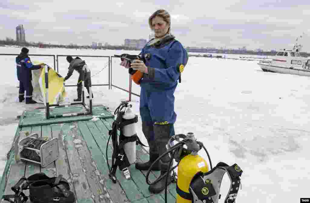 Оксана Шевалье &ndash; единственная в Московском МЧС женщина-водолаз. Она работает на поисково-спасательной станции &quot;Строгино&quot;