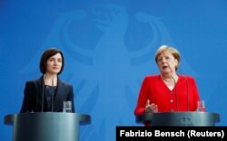 Санду во время своего премьерства на встрече с канцлером Германии Ангелой Меркель