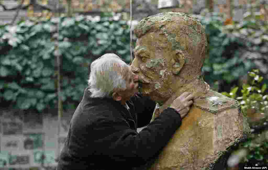 И все же традиция советских поцелуев продолжается. Один из ее хранителей &ndash; Ушанги Давиташвили. Во дворе его дома установлен бюст Сталина