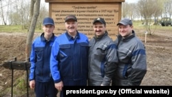 Семья Лукашенко на республиканском субботнике, 21 апреля 2018 года. Справа налево: Николай, Александр, Виктор, Дмитрий
