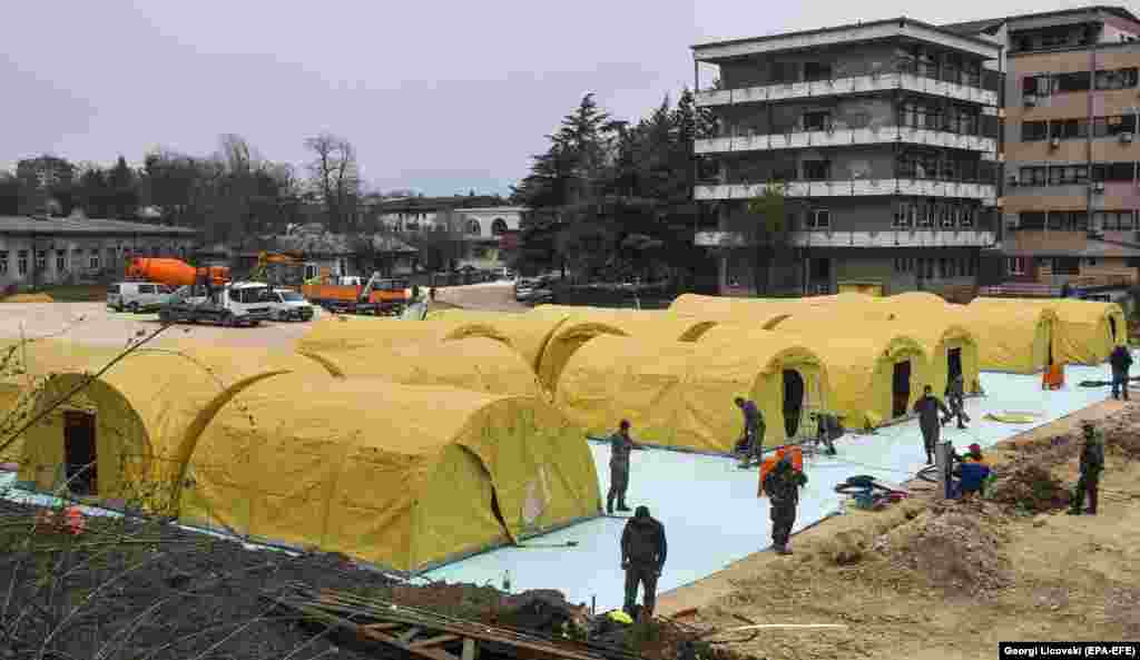В столице Северной Македонии Скопье для людей с подозрением на коронавирус военные развернули мобильный госпиталь