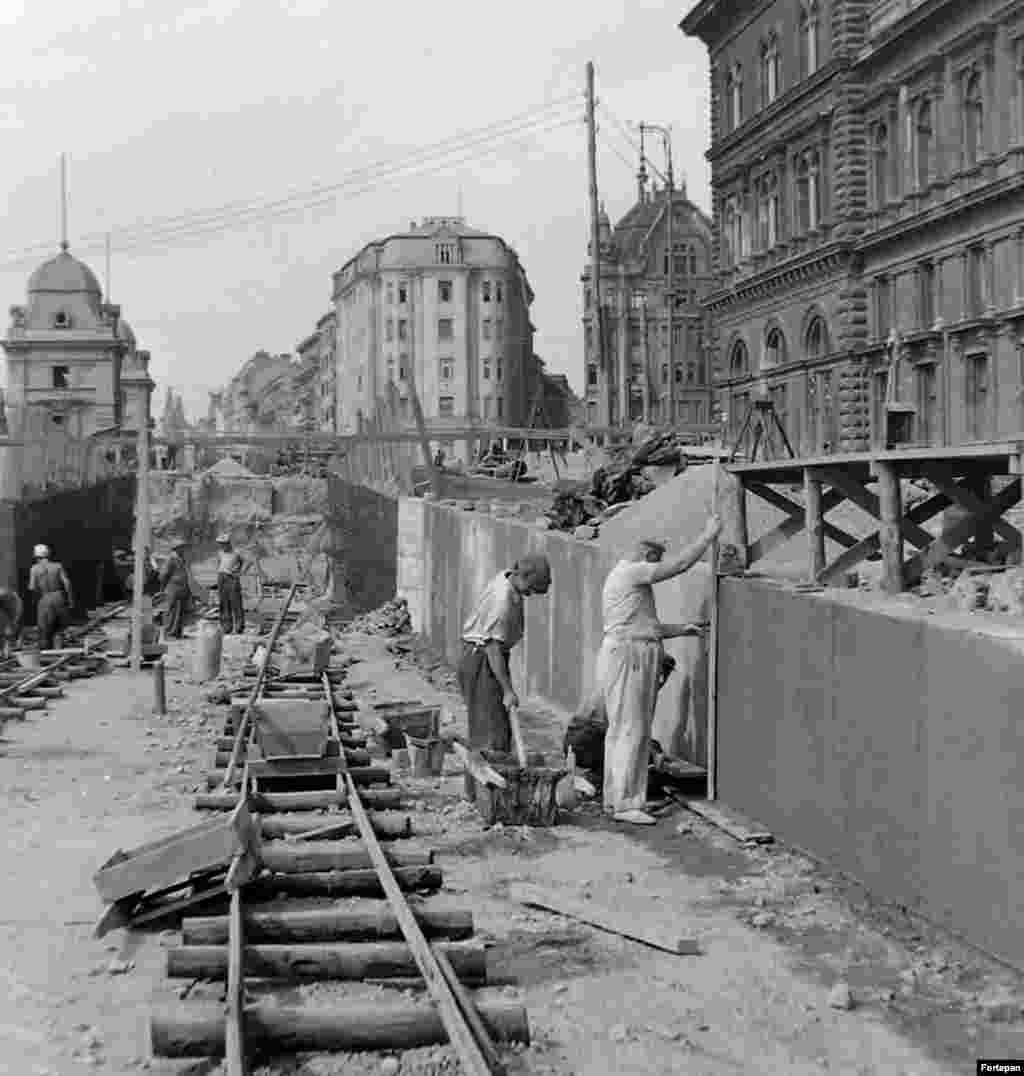 Строительство подземного перехода на площади Фёвам в центре Будапешта. 1952 год