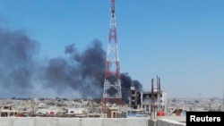 Пожар после удара сирийской правительственной авиации по городу Дераа, апрель 2013 года