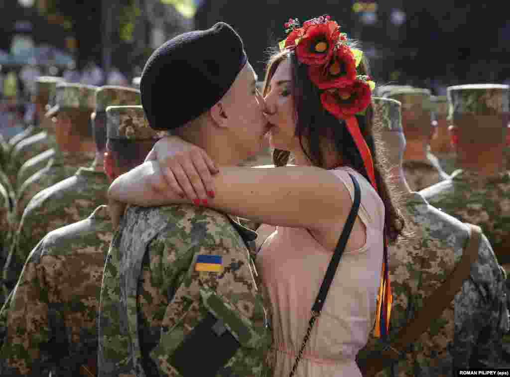 Украинский солдат целует девушку накануне парада на площади Независимости в Киеве 24 августа - в честь Дня независимости Украины. &nbsp;