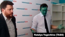 Глава федерального избирательного штаба Навального Леонид Волков и Алексей Навальный после открытия штаба в Барнауле 20 марта
