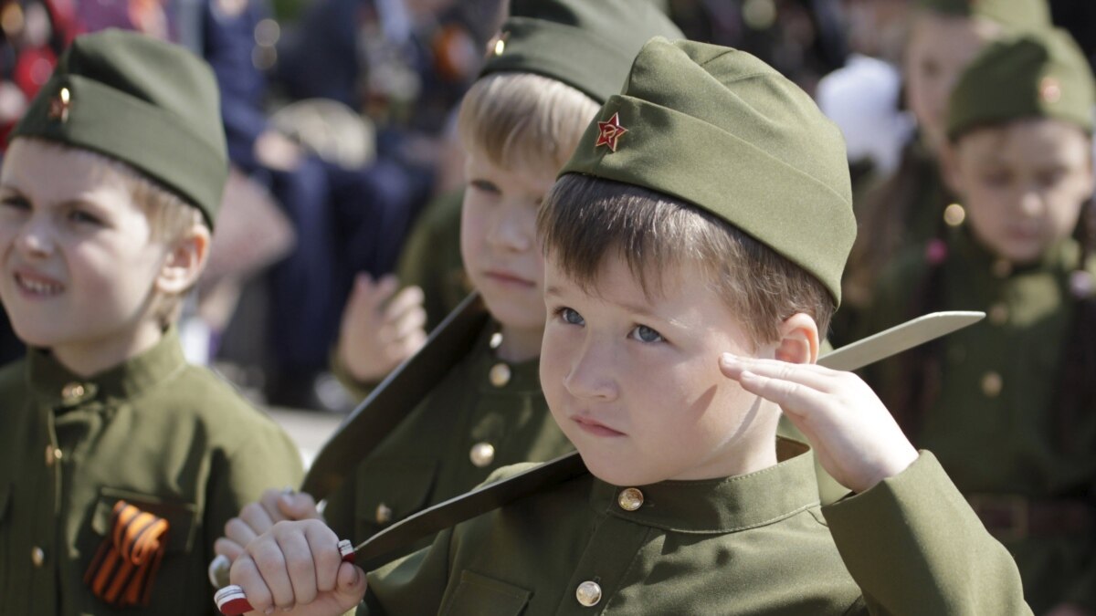 V Podmoskovnoj Shkole Deti Na Smotre Stroya I Pesni Marshirovali S Avtomatami Pod Pesnyu My Russkie S Nami Bog