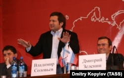 Телеведущий Владимир Соловьев во время учредительного съезда "Наших". 15 апреля 2005 года. Фото: ТАСС