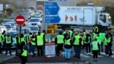"Желтые жилеты" протестуют на улицах Франции против роста акцизов на топливо