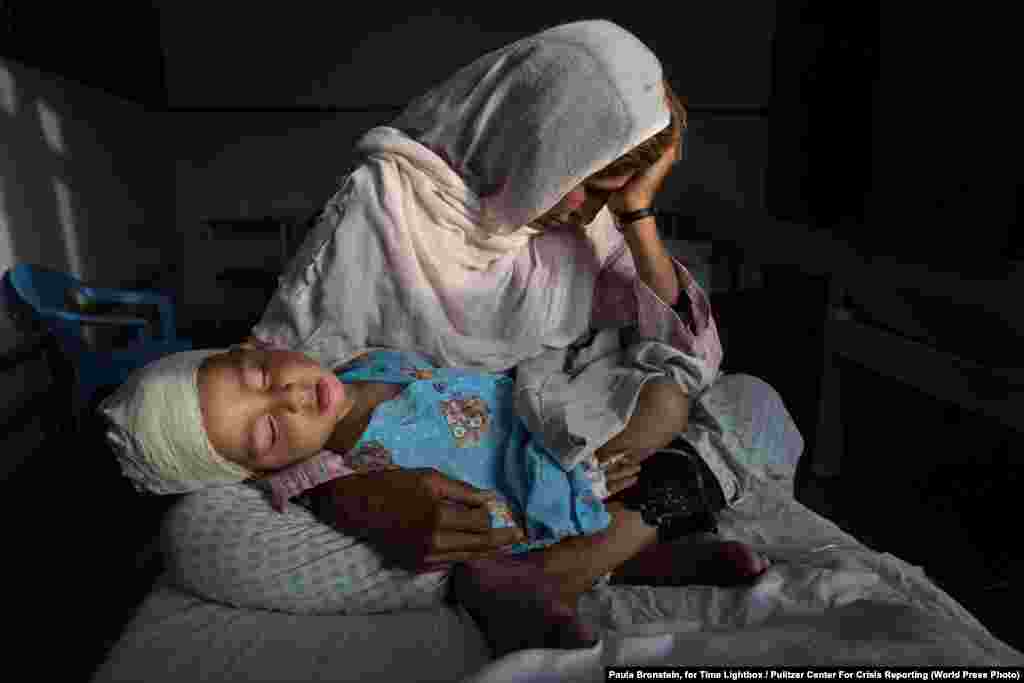 Первый приз в категории &quot;Жизнь&quot;. Афганская женщина Наджиба держит на руках своего племянника, раненого во время террористической атаки в Кабуле. Фото &ndash; Пола Бронштейн, фотография является аллюзией на знаменитую скульптуру &quot;Пьета&quot; (Оплакивание Христа), созданную Микеланджело